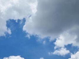 Blau Himmel hoch abstrakt gestalten draussen Weiß Wolken Hintergrund im Sommer- Gradient Licht Schönheit Hintergrund. schön hell Wolke und Ruhe frisch Wind Luft foto