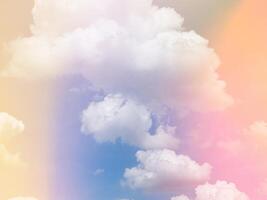 Schönheit Süss Pastell- Orange und Gelb bunt mit flauschige Wolken auf Himmel. multi Farbe Regenbogen Bild. abstrakt Fantasie wachsend Licht foto
