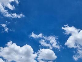 abstrakt draussen Blau Himmel hoch Weiß Gruppe flauschige Wolken Hintergrund im Sommer- Gradient Licht Schönheit Hintergrund. schön hell Wolke und Ruhe frisch Wind Luft foto