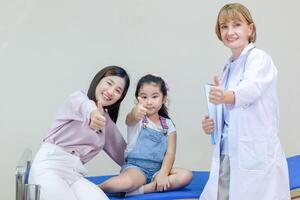 jung Mutter und Kind beim ein medizinisch Untersuchung beim Krankenhaus oder Klinik, weiblich Arzt reden mit Tochter und Mutter im Krankenhaus foto