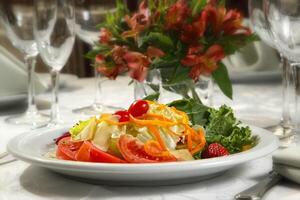 tropisch Salat mit Tomaten, Erdbeeren, Möhren und Käse foto