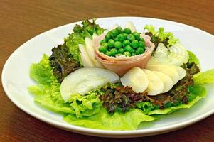Grün Salat mit Erbsen und Schinken foto