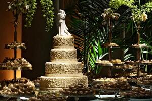 schön golden und dekoriert Hochzeit Kuchen auf das Süßigkeiten Tabelle beim Party foto