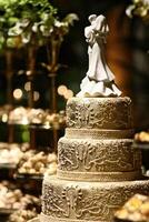 schön golden und dekoriert Hochzeit Kuchen auf das Süßigkeiten Tabelle beim Party foto