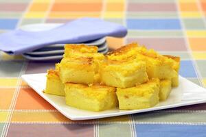 Mais Kuchen im Stücke auf das Teller foto