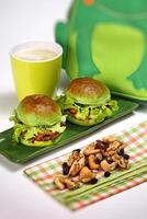 natürlich Burger mit Fleisch, Grüner Salat und braun Zwiebeln und Nüsse zum Kinder- Mahlzeit foto