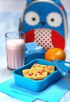 Snack zum Kinder mit Thunfisch und Gemüse Kuchen, Vitamin und Obst foto