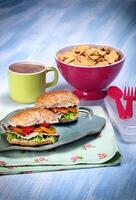 Kinder- Mahlzeit mit Sandwich, Cornflakes und Obst Smoothie foto