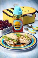 Trauben, Saft und geschreddert Hähnchen und Käse Sandwich zum Kinder- Snack foto