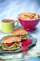 Kinder- Mahlzeit mit Sandwich, Cornflakes und Obst Smoothie foto