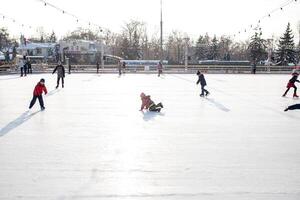 Ukraine, Charkow 30 Dezember 2018 Menschen Schlittschuh im das Stadt Park auf Freiheit Quadrat. Ausgezeichnet Familie Freizeit auf Wochenenden und Feiertage. foto