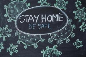 Hashtag bleibe beim heim. Ausbruch Warnung. geschrieben Weiß Kreide auf Tafel im Verbindung mit Epidemie von Coronavirus weltweit. foto