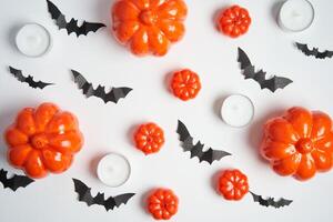 Halloween Hintergrund, Orange dekorativ Plastik Kürbis schwarz Papier Schläger Weiß Karton das Erntedankfest Gruß Karte foto