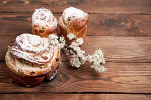 traditionell Ostern Kuchen Kraffin steht auf hölzern Tabelle gegen ein dunkel Hintergrund. foto