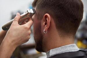 schön kaukasisch Frau Friseur tun Frisur zu Klient. foto