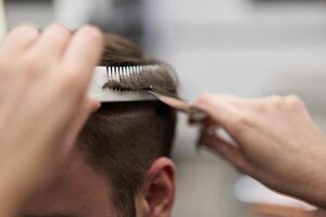 schön kaukasisch Frau Friseur tun Frisur zu Klient. foto