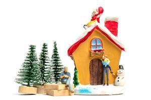 Miniaturmenschen, die zu Hause Weihnachten feiern foto
