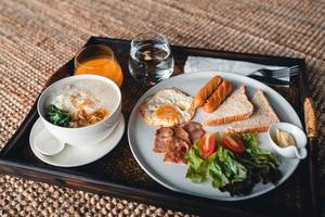 Frühstück im Tablett im Hotel foto