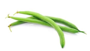 grüne Bohnen auf weißem Hintergrund foto