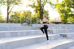 Sport und Fitness. passen Frau Laufen oben das Schritte Sommer- sonnig Morgen kaukasisch sportlich weiblich Joggen draussen Cardio Ausbildung aktiv gesund Lebensstil foto