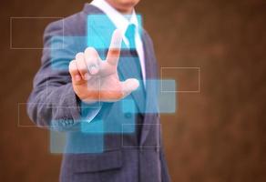 Geschäftsmann Hand Drücken der Taste auf einer Touchscreen-Schnittstelle