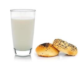Glas Milch und Brot auf weißem Hintergrund foto