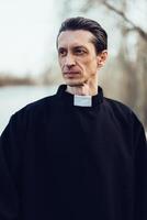 Porträt von gut aussehend katholisch Priester oder Pastor mit Halsband foto