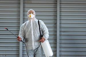 Arbeiter tragen schützend passen Desinfektion Ausrüstung desinfizieren Oberfläche Öffentlichkeit Platz foto