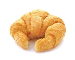 frisches und leckeres Croissant auf weißem Hintergrund