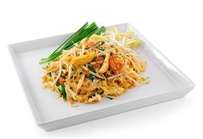 Thai Food Pad Thai, Nudeln mit Garnelen anbraten foto