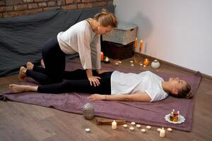 entspannen und genießen im Spa Salon, bekommen thailändisch Massage durch Fachmann Masseur. foto