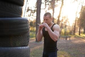 Mann Kämpfer Ausbildung Boxen draussen Fitness trainieren foto