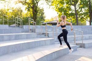 Sport und Fitness. passen Frau Laufen oben das Schritte Sommer- sonnig Morgen kaukasisch sportlich weiblich Joggen draussen Cardio Ausbildung aktiv gesund Lebensstil foto