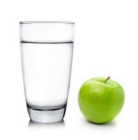 grüner Apfel und Pillenkapseln isoliert auf weißem Hintergrund foto