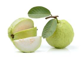 Guavenfrucht isoliert auf weißem Hintergrund