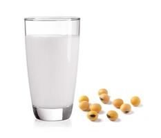 Milch mit Sojabohnen auf weißem Hintergrund