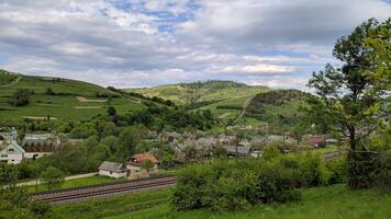 Berg Grün Pisten im ein klein Dorf. Foto. foto