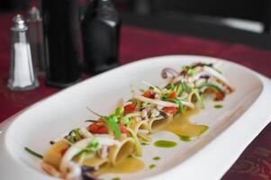 Italienisch Pasta mit Tintenfisch auf ein Weiß Teller foto