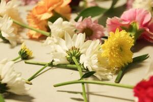 Strauß vieler Blumen auf dem Tischboden ausgebreitet foto