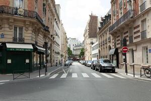 Motorräder und Mopeds im das Straße Parkplatz auf ein sonnig Sommer- Tag im Paris Frankreich kann 2018 foto