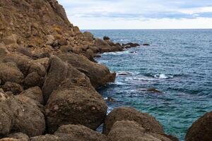 groß Stein Felsen Über das Meer Wasser foto