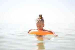Kind schwimmt Meer aufblasbar Ring. Achtung von Ertrinken Sicherheit Ausrüstung, Kind Leben Boje foto