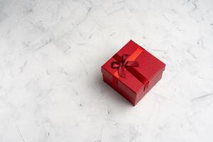 rot Platz Urlaub Geschenk Box gegen ein Weiß Hintergrund foto