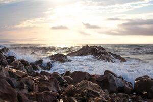scharf Stein im das Meer oder Ozean Schaum Welle foto