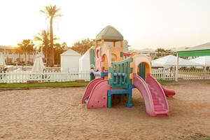 Kinder Plastik Stadt, Dorf Spielplatz im rhe tropisch foto