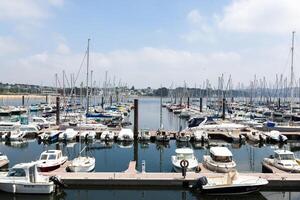 Brest, Frankreich 28 kann 2018 Panorama- draussen Aussicht von sete Yachthafen viele klein Boote und Yachten ausgerichtet im das Hafen. Ruhe Wasser und Blau wolkig Himmel. foto