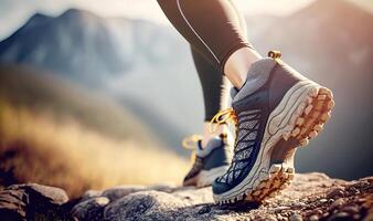 ai generiert Laufen Sneaker Schuh Sohle, einzig, alleinig auf schwer felsig Terrain auf Berg Pfad während Ultra Weg Marathon- Wettrennen, sportlich Mann, trainiert Beine während trainieren draußen. foto