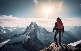 ai generiert gekleidet Orange Jacke männlich Backpacker genießen das Aussicht und haben Berg gehen. Tourist mit ein Rucksack und Berg Panorama. Abenteuer Konzept. foto