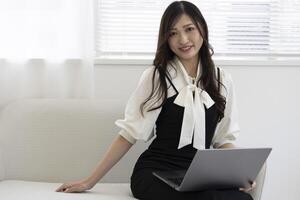 ein Arbeiten japanisch Frau durch Fernbedienung Arbeit im das Zuhause Büro Nahansicht foto