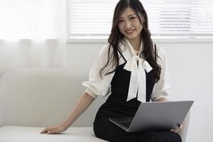 ein Arbeiten japanisch Frau durch Fernbedienung Arbeit im das Zuhause Büro Nahansicht foto